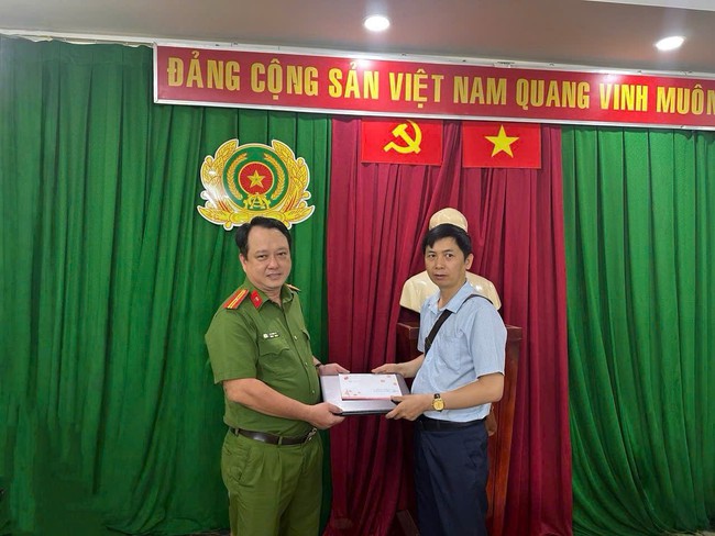 Hai người đàn ông "may mắn" sau khi bỏ quên tài sản ở TP HCM- Ảnh 1. Hai người đàn ông "may mắn" sau khi bỏ quên tài sản ở TP HCM- Ảnh 1.