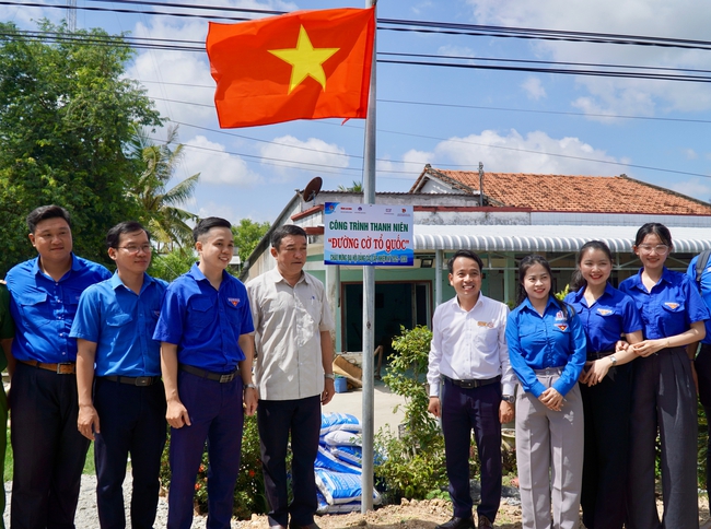 Báo Người Lao Động trao 400 lá cờ Tổ quốc tại chương trình Kỳ nghỉ hồng 2025 - Ảnh 4. Báo Người Lao Động trao 400 lá cờ Tổ quốc tại chương trình Kỳ nghỉ hồng 2025 - Ảnh 4.