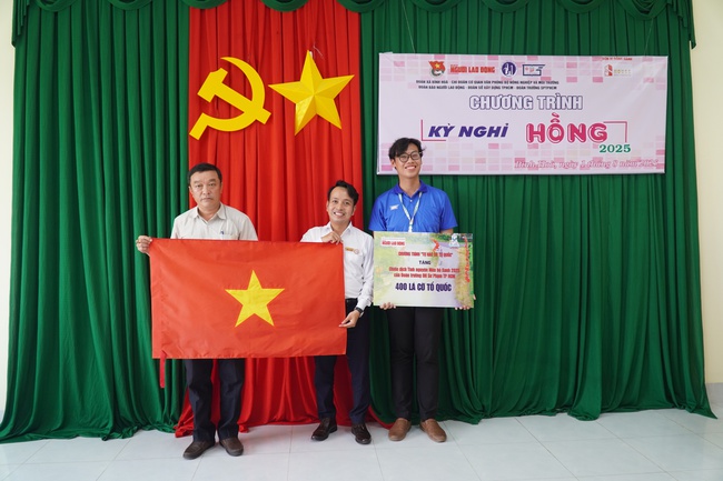 Báo Người Lao Động trao 400 lá cờ Tổ quốc tại chương trình Kỳ nghỉ hồng 2025 - Ảnh 1. Báo Người Lao Động trao 400 lá cờ Tổ quốc tại chương trình Kỳ nghỉ hồng 2025 - Ảnh 1.
