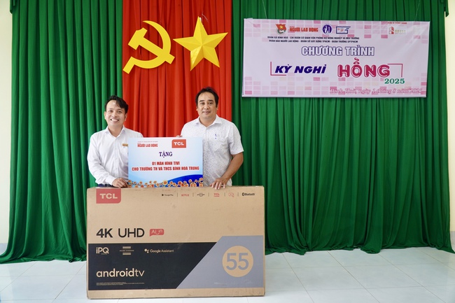 Báo Người Lao Động trao 400 lá cờ Tổ quốc tại chương trình Kỳ nghỉ hồng 2025 - Ảnh 2. Báo Người Lao Động trao 400 lá cờ Tổ quốc tại chương trình Kỳ nghỉ hồng 2025 - Ảnh 2.