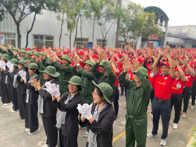 Buổi chào cờ đặc biệt ở một doanh nghiệp có 1.300 công nhân tại TP HCM- Ảnh 2. Buổi chào cờ đặc biệt ở một doanh nghiệp có 1.300 công nhân tại TP HCM- Ảnh 2.