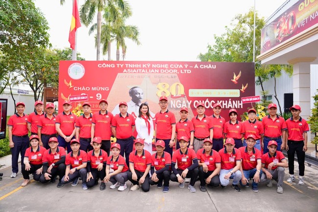Buổi chào cờ đặc biệt ở một doanh nghiệp có 1.300 công nhân tại TP HCM- Ảnh 6. Buổi chào cờ đặc biệt ở một doanh nghiệp có 1.300 công nhân tại TP HCM- Ảnh 6.