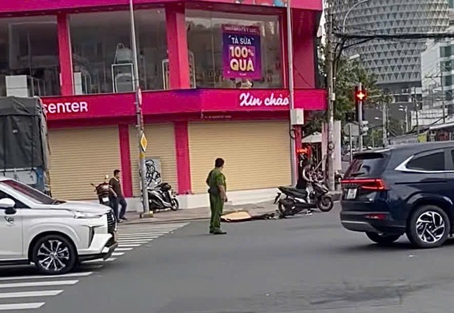Tai nạn nghiêm trọng lúc rạng sáng ở phường Xóm Chiếu, TP HCM- Ảnh 1. Tai nạn nghiêm trọng lúc rạng sáng ở phường Xóm Chiếu, TP HCM- Ảnh 1.