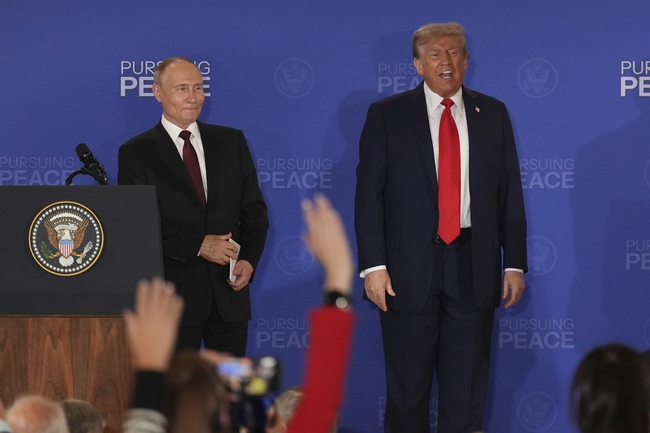 Tổng thống Nga Vladimir Putin (trái) và Tổng thống Mỹ Donald Trump tại cuộc họp báo chung ở Alaska, sau khi kết thúc hội nghị thượng đỉnh "3 đối 3" - Ảnh: AP