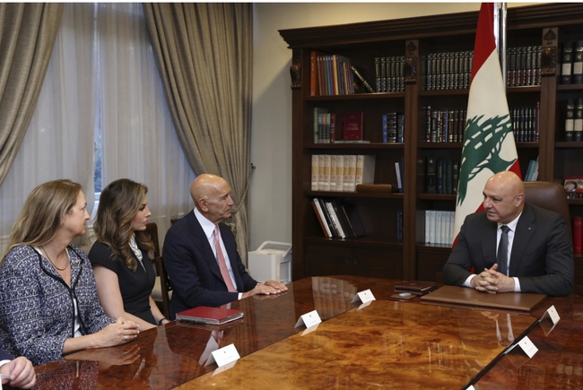 Mỹ ra tay, Hezbollah gặp "hạn" lớn- Ảnh 1. Tổng thống Lebanon Joseph Aoun (phải) gặp Đặc phái viên Mỹ tại Lebanon Tom Barrack (thứ ba từ trái qua) ngày 18-8. Ảnh: AP