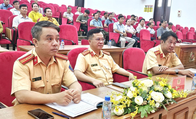 Cảnh sát giao thông TP HCM lưu ý các hành vi bị cấm trên đường thủy nội địa- Ảnh 2. Cảnh sát giao thông TP HCM lưu ý các hành vi bị cấm trên đường thủy nội địa- Ảnh 2.