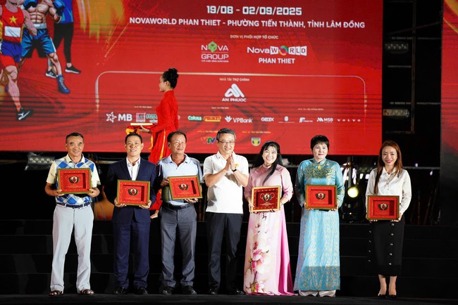 Hơn 3.000 vận động viên tham gia giải chạy “Hành trình 80 năm vì An ninh Tổ quốc”- Ảnh 2. Hơn 3.000 vận động viên tham gia giải chạy “Hành trình 80 năm vì An ninh Tổ quốc”- Ảnh 2.