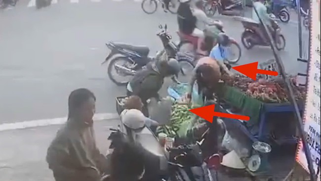 Bức xúc với nhóm "nữ quái" chuyên dàn cảnh móc túi ở các khu chợ công nhân- Ảnh 2. Bức xúc với nhóm "nữ quái" chuyên dàn cảnh móc túi ở các khu chợ công nhân- Ảnh 2.