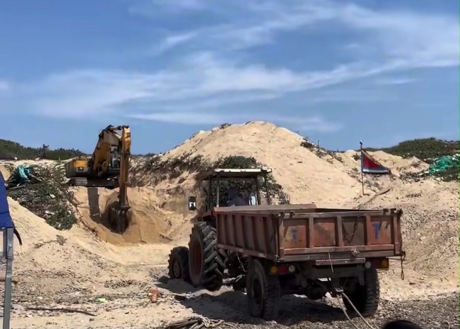 Phát hiện cá voi nặng gần 8 tấn lụy gần bờ, ngư dân hợp sức đưa vào chôn cất- Ảnh 4. Phát hiện cá voi nặng gần 8 tấn lụy gần bờ, ngư dân hợp sức đưa vào chôn cất- Ảnh 4.