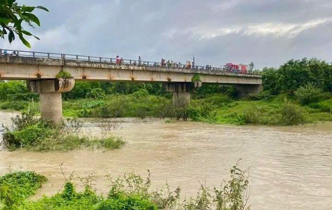 Phát hiện thi thể người đàn ông dưới sông Dinh sau gần 1 ngày tìm kiếm- Ảnh 1. Phát hiện thi thể người đàn ông dưới sông Dinh sau gần 1 ngày tìm kiếm- Ảnh 1.