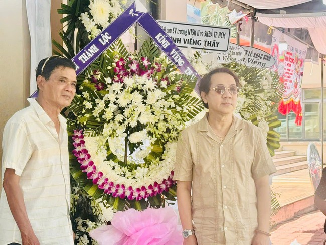 Trịnh Kim Chi, Minh Nhí, Quyền Linh nghẹn ngào tiễn biệt Nhà giáo ưu tú, đạo diễn Nguyễn Văn Phúc- Ảnh 2. Trịnh Kim Chi, Minh Nhí, Quyền Linh nghẹn ngào tiễn biệt Nhà giáo ưu tú, đạo diễn Nguyễn Văn Phúc- Ảnh 2.