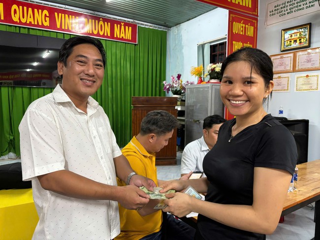 Hơn 100 hộ dân ở một phường tại TP HCM đi nhận tiền Quốc khánh trong đêm- Ảnh 1.