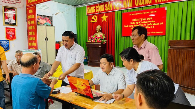 Hơn 100 hộ dân ở một phường tại TP HCM đi nhận tiền Quốc khánh trong đêm- Ảnh 2.