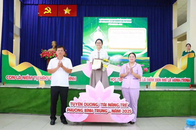 Phường Bình Trưng trao học bổng Nguyễn Hữu Thọ năm học 2025 - 2026- Ảnh 4. Phường Bình Trưng trao học bổng Nguyễn Hữu Thọ năm học 2025 - 2026- Ảnh 4.