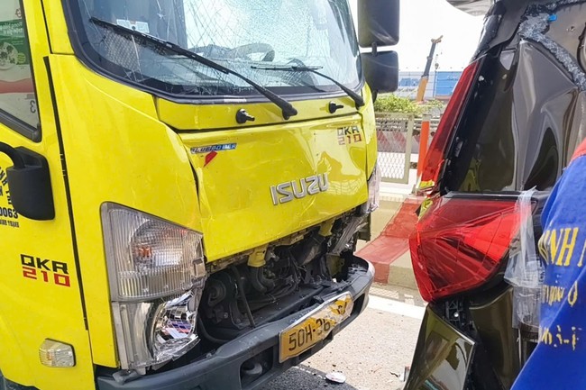 TP HCM: Tai nạn liên hoàn 5 ô tô trên cầu Rạch Chiếc- Ảnh 4.