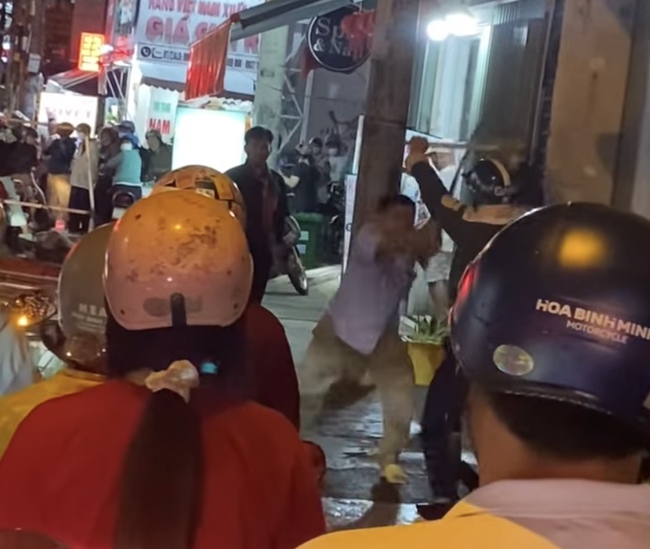 TP HCM: Truy tìm 2 người đàn ông dùng cây sắt đánh nhau giữa đường- Ảnh 2. TP HCM: Truy tìm 2 người đàn ông dùng cây sắt đánh nhau giữa đường- Ảnh 2.