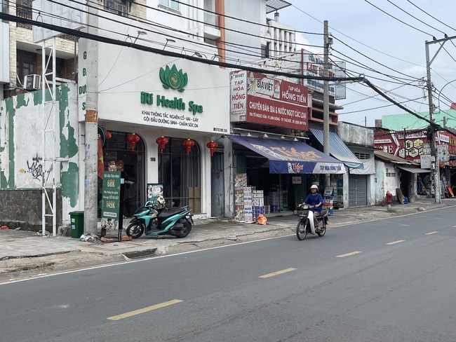 TP HCM: Truy tìm 2 người đàn ông dùng cây sắt đánh nhau giữa đường- Ảnh 1. TP HCM: Truy tìm 2 người đàn ông dùng cây sắt đánh nhau giữa đường- Ảnh 1.