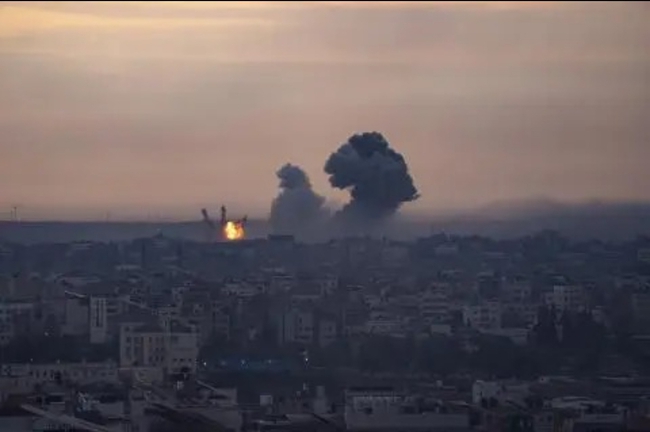 Dải Gaza bị không kích vào tháng 10-2023. Ảnh: AP
