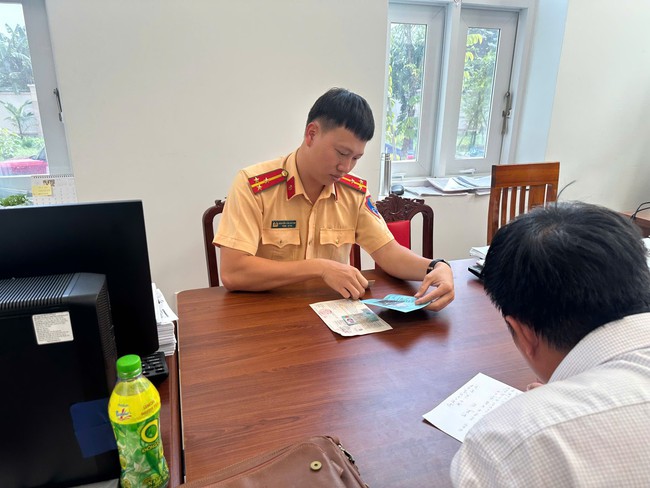 Xử phạt tài xế xe bán tải ở TP HCM độ đèn gây khó chịu cho người đi đường- Ảnh 2. Xử phạt tài xế xe bán tải ở TP HCM độ đèn gây khó chịu cho người đi đường- Ảnh 2.