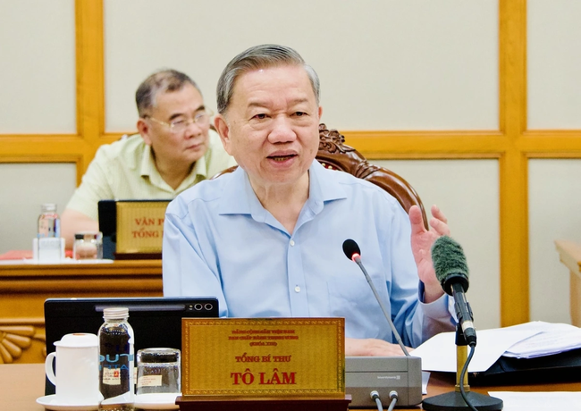 Bộ Chính trị: Từ 2026, người dân được khám sức khỏe định kỳ miễn phí, tiến tới miễn viện phí cơ bản- Ảnh 1. Bộ Chính trị: Từ 2026, người dân được khám sức khỏe định kỳ miễn phí, tiến tới miễn viện phí cơ bản- Ảnh 1.