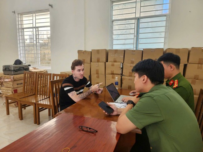 Lý do gã đàn ông ngoại quốc mang súng quân dụng bên người- Ảnh 2.