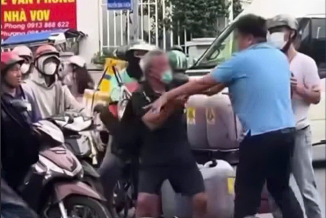 Lý do người đàn ông và cụ ông cự cãi, xô xát ngay giao lộ trung tâm TP HCM- Ảnh 1. Lý do người đàn ông và cụ ông cự cãi, xô xát ngay giao lộ trung tâm TP HCM- Ảnh 1.