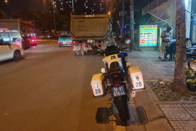CSGT TP HCM phạt hàng loạt xe tải, xe đầu kéo vì một lỗi nghiêm trọng- Ảnh 1. CSGT TP HCM phạt hàng loạt xe tải, xe đầu kéo vì một lỗi nghiêm trọng- Ảnh 1.