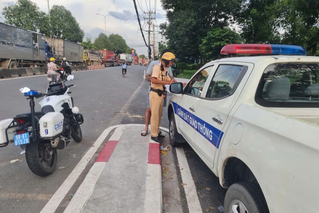 CSGT TP HCM phạt hàng loạt xe tải, xe đầu kéo vì một lỗi nghiêm trọng- Ảnh 2. CSGT TP HCM phạt hàng loạt xe tải, xe đầu kéo vì một lỗi nghiêm trọng- Ảnh 2.