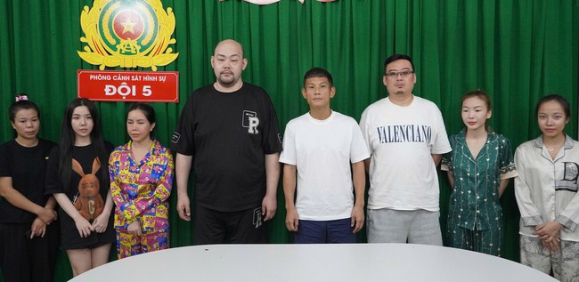 Bắt chủ nhà hàng ở TP HCM môi giới mại dâm và buôn bán khí cười - Ảnh 1.