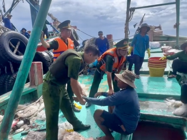 Bắt giữ đối tượng truy nã Giết người lẩn trốn trên tàu cá ngư dân - Ảnh 1. Bắt giữ đối tượng truy nã Giết người lẩn trốn trên tàu cá ngư dân - Ảnh 1.