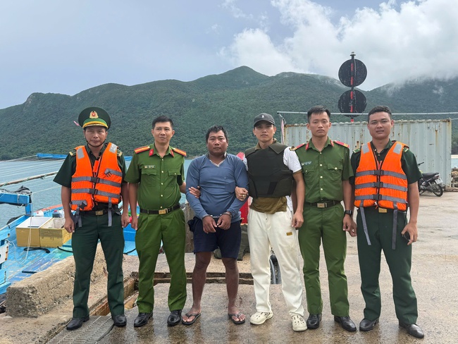 Bắt giữ đối tượng truy nã Giết người lẩn trốn trên tàu cá ngư dân - Ảnh 2.