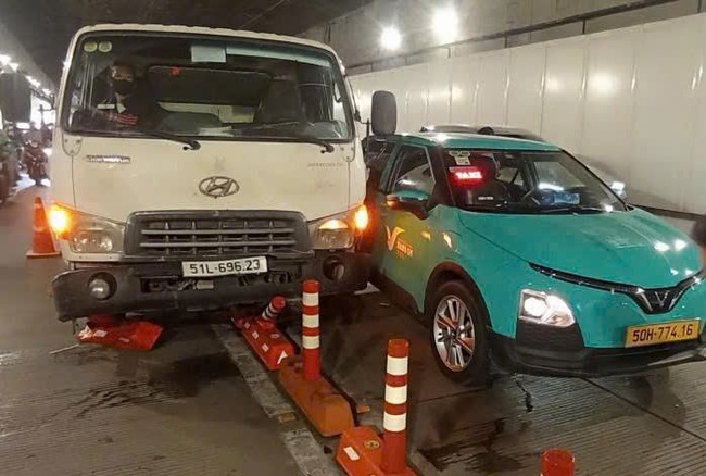 Tai nạn liên hoàn trong hầm sông Sài Gòn, giao thông sau đó ùn ứ- Ảnh 1.