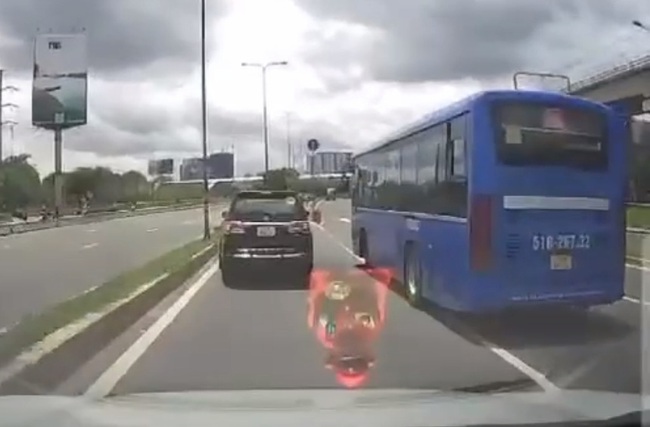 Ám ảnh với video xe buýt chạy "ẩu" suýt gây tai nạn ở TP HCM- Ảnh 1.