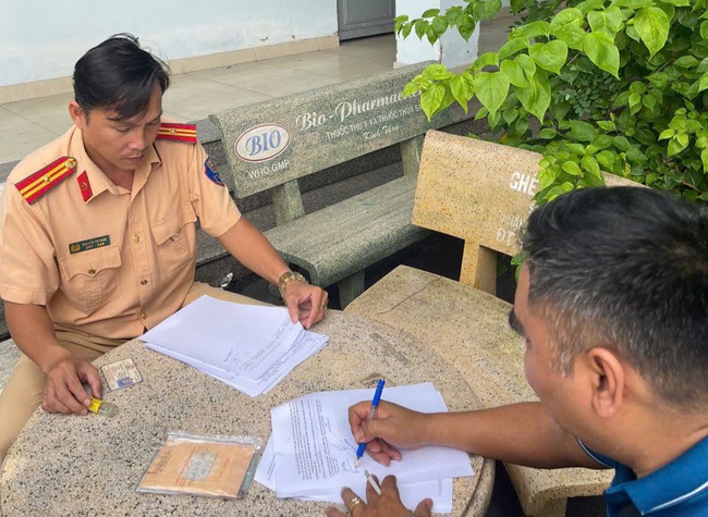 Đã tìm thấy tài xế "đi vào đường cấm" trên cầu Bình Lợi, TP HCM- Ảnh 1. Đã tìm thấy tài xế "đi vào đường cấm" trên cầu Bình Lợi, TP HCM- Ảnh 1.