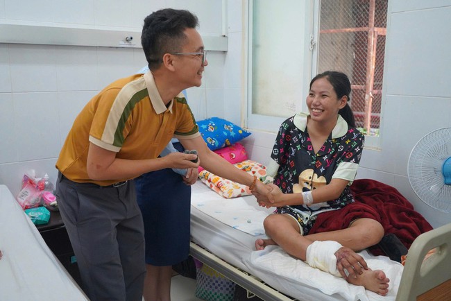 Hành động đẹp của cô gái trẻ mang song thai ghép tay vào chân chờ ngày nối lại- Ảnh 1.