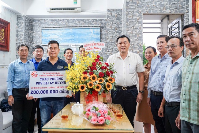 Vô địch giải cờ tướng thế giới, Lại Lý Huynh nhận thưởng nóng của TP HCM- Ảnh 1.