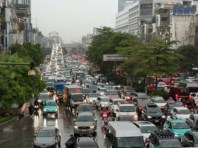 Mưa lớn kéo dài, Hà Nội ngập nặng nhiều nơi- Ảnh 5.