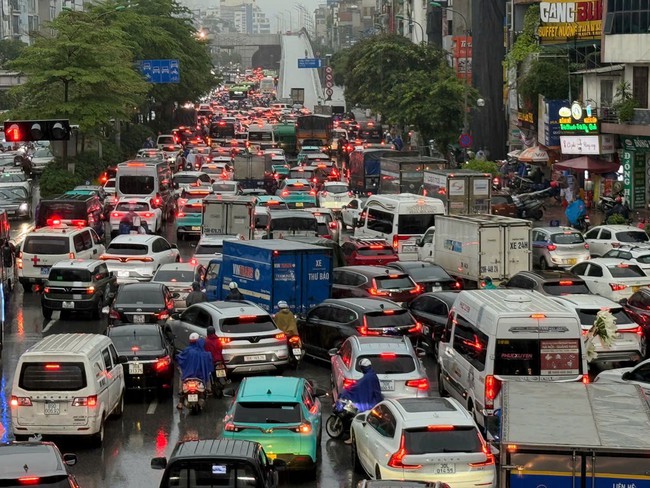 Mưa lớn kéo dài, Hà Nội ngập nặng nhiều nơi- Ảnh 4.