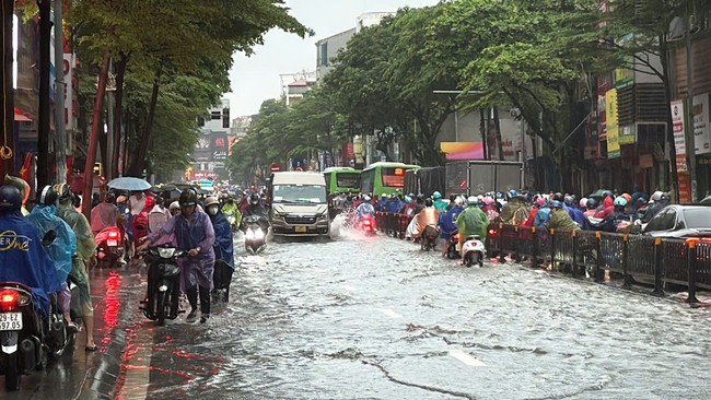 Mưa lớn kéo dài, Hà Nội ngập nặng nhiều nơi- Ảnh 6.