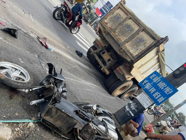 Hiện trường xe ben tông hàng loạt phương tiện đang chờ đèn đỏ ở TP HCM- Ảnh 1. Hiện trường xe ben tông hàng loạt phương tiện đang chờ đèn đỏ ở TP HCM- Ảnh 1.