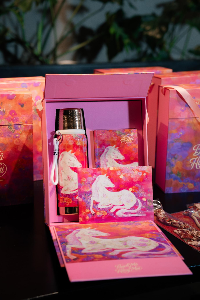 Jadify đưa hình tượng ngựa chín hồng mao vào sản phẩm quà tết - Ảnh 1.