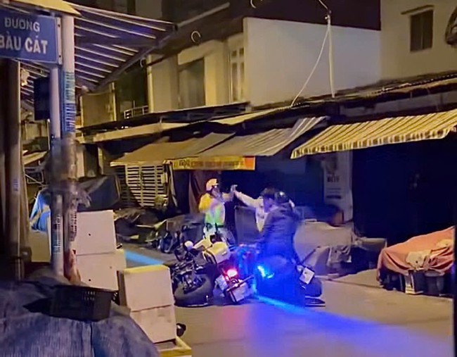 Hai thanh ni&ecirc;n giằng co với CSGT tại TPHCM: Clip g&acirc;y ch&uacute; &yacute; tr&ecirc;n mạng x&atilde; hội - Ảnh 1.
