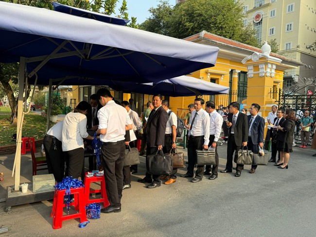 H&igrave;nh ảnh 100 bị c&aacute;o hầu t&ograve;a tại TP HCM trong vụ "b&atilde;o" phiếu thử nghiệm giả - Ảnh 2.