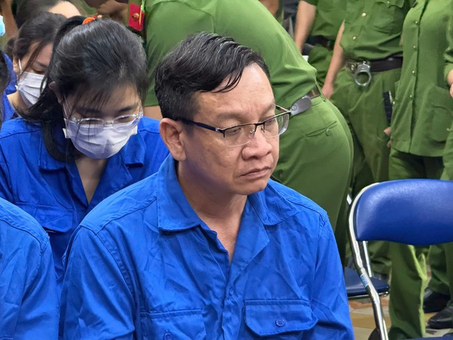 H&igrave;nh ảnh 100 bị c&aacute;o hầu t&ograve;a tại TP HCM trong vụ "b&atilde;o" phiếu thử nghiệm giả - Ảnh 5.