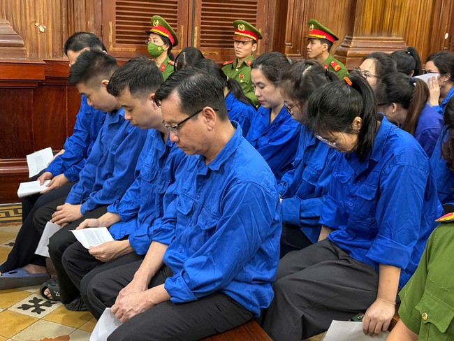 H&igrave;nh ảnh 100 bị c&aacute;o hầu t&ograve;a tại TP HCM trong vụ "b&atilde;o" phiếu thử nghiệm giả - Ảnh 4.