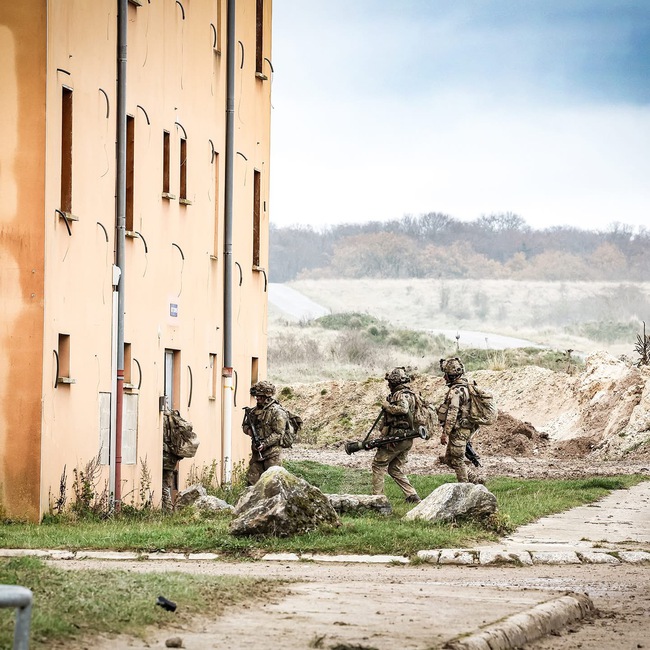 Những binh sĩ NATO đầu ti&ecirc;n đặt ch&acirc;n l&ecirc;n Greenland - Ảnh 8.