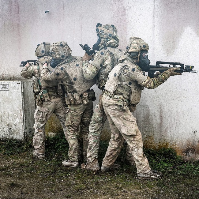 Những binh sĩ NATO đầu ti&ecirc;n đặt ch&acirc;n l&ecirc;n Greenland - Ảnh 9.