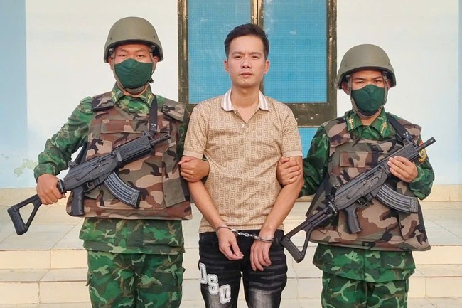 Bắt giữ đối tượng bị truy n&atilde; ngay tại cửa khẩu quốc tế Mộc B&agrave;i - Ảnh 1.