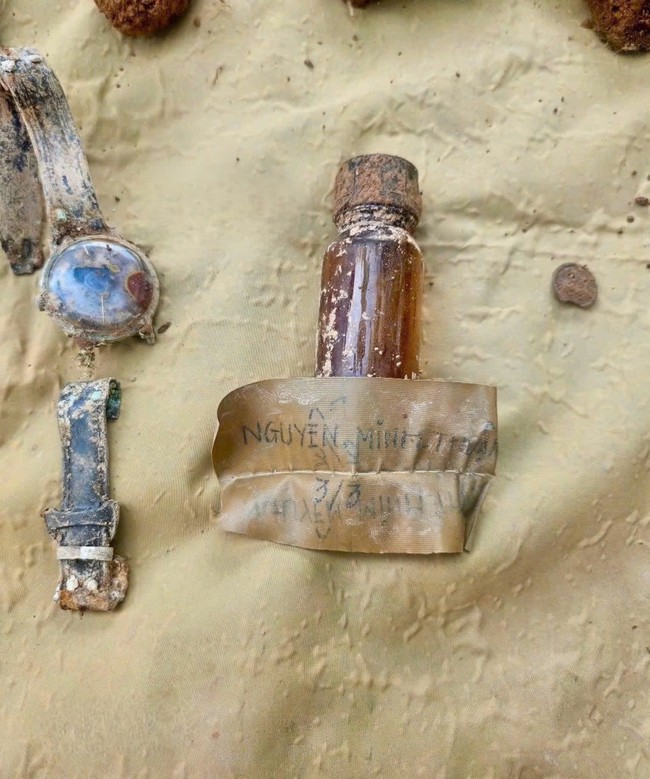 T&igrave;m thấy h&agrave;i cốt liệt sĩ k&egrave;m lọ thủy tinh chứa th&ocirc;ng tin quan trọng - Ảnh 2.