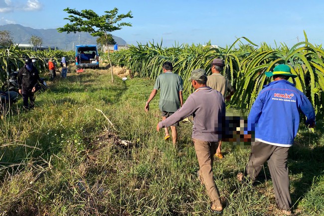 Người đ&agrave;n &ocirc;ng tử vong khi đi ch&agrave;i c&aacute; ở ao vườn thanh long - Ảnh 1.